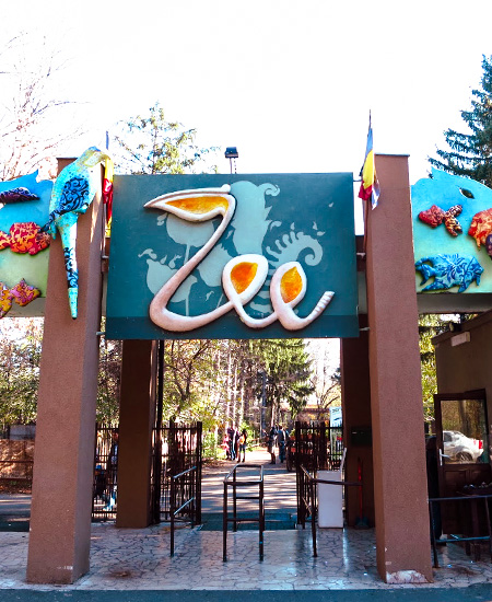 Grădina Zoologică din Băneasa, atracție locală situată în apropierea ansamblului rezidențial ARQA Jolie Village, oferind activități recreative pentru întreaga familie.