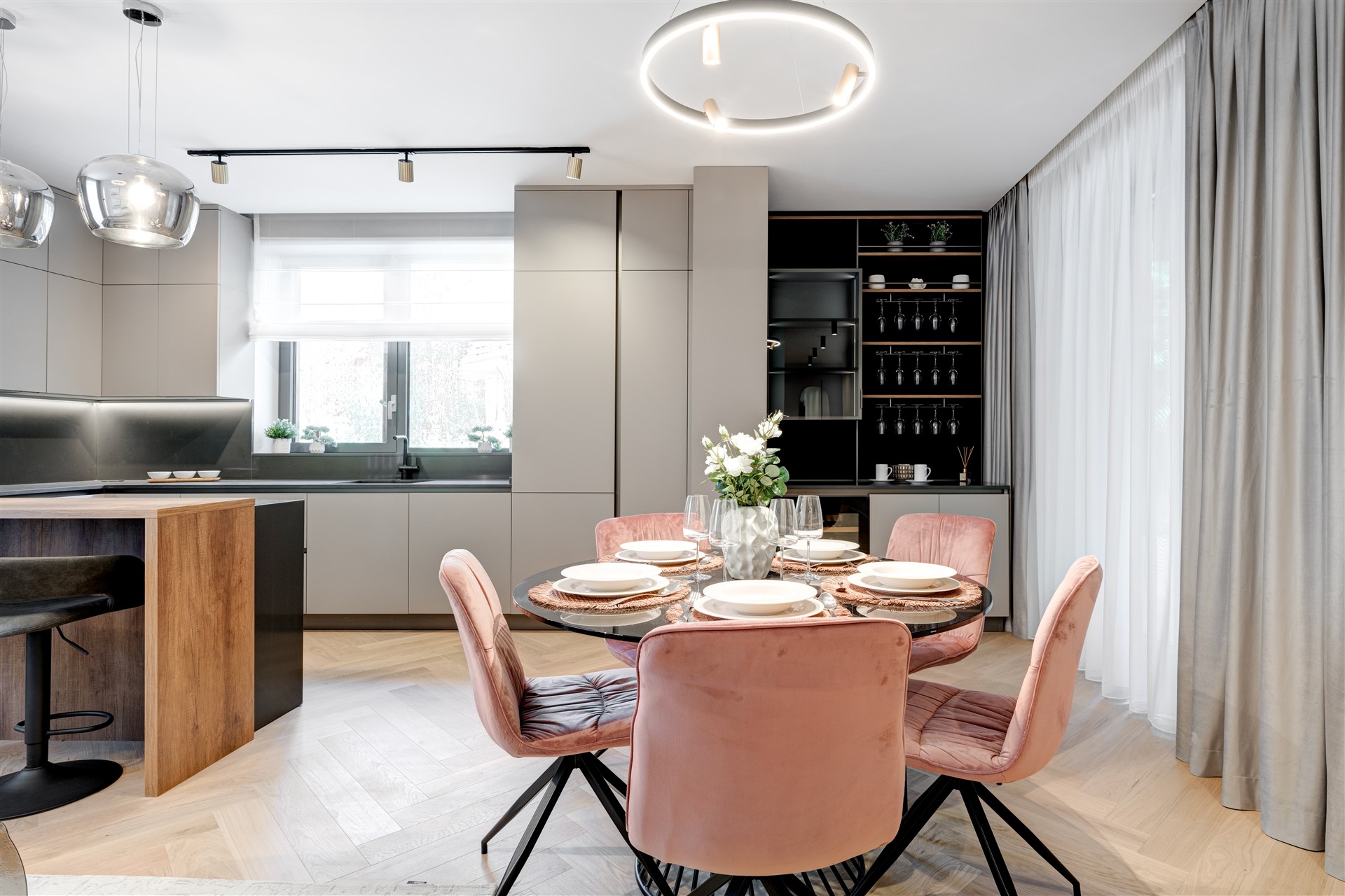 Interior showroom ARQA Jolie Village, zonă de living și bucătărie open space, cu design modern, finisaje premium și spațiu luminos.