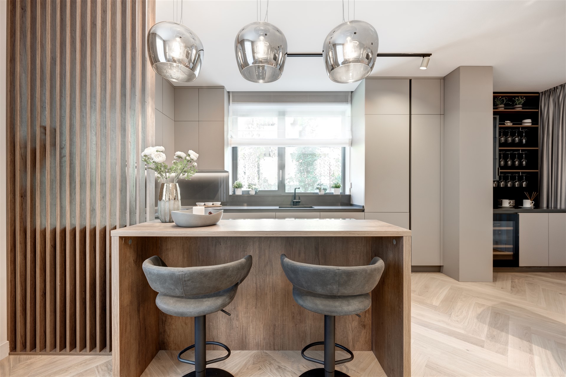 Bucătărie open space în showroom ARQA Jolie Village, echipată complet, cu design elegant și finisaje premium, ideală pentru un stil de viață modern.