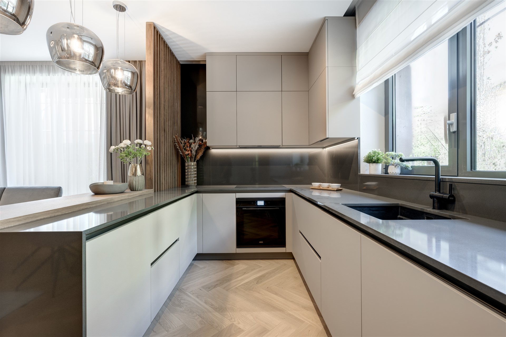 Interior showroom ARQA Jolie Village, zonă de bucătărie open space, complet utilată, cu design modern și finisaje de înaltă calitate.