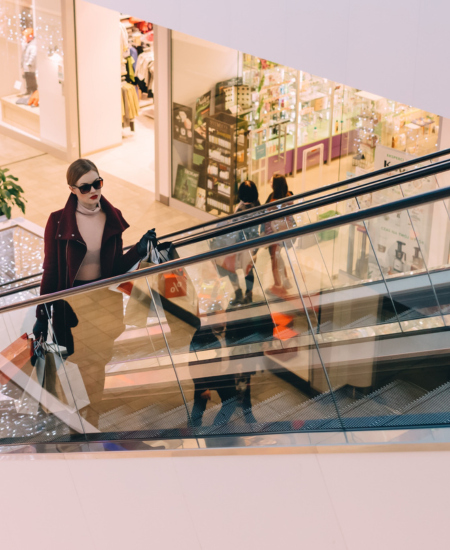 Centru comercial modern, situat în apropierea ansamblului rezidențial ARQA Jolie Village, oferind o varietate de magazine și servicii.